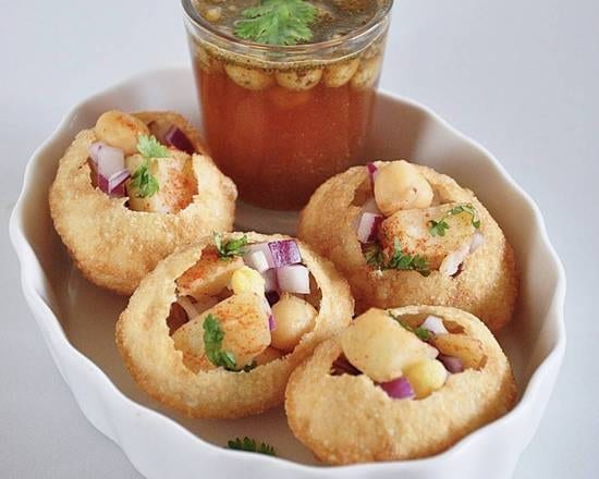 Gol Gappe/ Pani Puri with Tamarind Water.